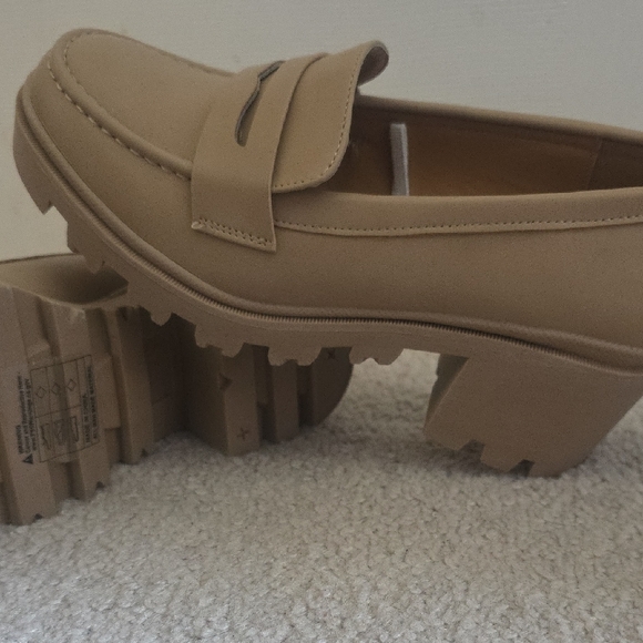 Mudd Women's Tan Chunky Heel Loafers - Picture 1 of 2